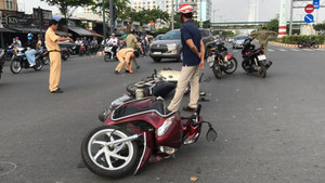 Chạy vào đường cấm, nam thanh niên tông trúng một phụ nữ và bé 7 tuổi