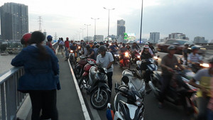 Bỏ lại xe máy, người đàn ông nhảy xuống sông Sài Gòn tự tử