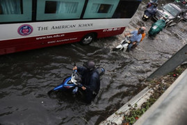 Có siêu máy bơm, đường Sài Gòn vẫn chìm trong biển nước sau cơn mưa lớn