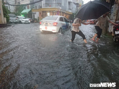 Cửa ngõ sân bay Tân Sơn Nhất ngập nặng sau cơn mưa lớn