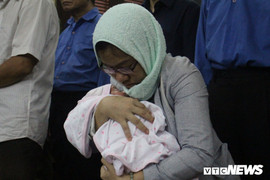 'Cánh tay đắc lực' của bà Hứa Thị Phấn ôm con mới sinh đến tòa