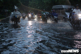 Đường quanh Tân Sơn Nhất mênh mông nước sau trận mưa lớn