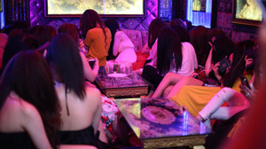 Bắt quả tang tiếp viên ăn mặc hở hang tiếp khách ở nhà hàng Sài Gòn