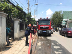 Xưởng mút ở Sài Gòn bốc cháy ngùn ngụt, hàng chục công nhân hoảng loạn tháo chạy