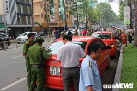 Xử phạt chủ xe xưng của Bộ Công an đậu trái phép trước cổng Bệnh viện Từ Dũ