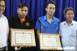 Trao bằng khen cho 3 thanh niên truy bắt cướp bị đâm trọng thương ở TP.HCM