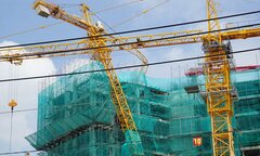 Cần cẩu gãy đè tòa nhà đang xây dựng, dân hoảng hốt di tản