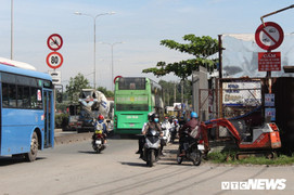 Giỡn mặt tử thần, dân 'đua nhau' chạy xe ngược chiều trên quốc lộ