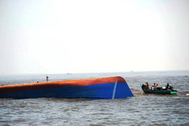 Tàu đâm sà lan trên sông Sài Gòn, thuyền trưởng và thuyền viên mất tích