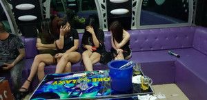 Phát hiện nhiều nữ tiếp viên ăn mặc hở hang, phục vụ khách