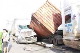 Hai container tông nhau hàng hóa vung vãi, một tài xế bị thương ở Bình Dương