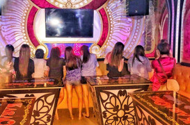 Nhiều nữ tiếp viên ăn mặc hở hang tiếp khách tại quán karaoke ở TP.HCM
