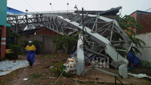 Bảng quảng cáo đè sập nhà dân, 2 người thương vong: Thông tin mới nhất