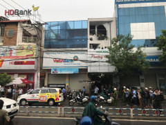 Nam thanh niên cầm hung khí xông vào ngân hàng ở TP.HCM