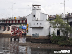 Người đàn ông nhảy cầu tự vẫn vội vã bơi vào bờ khi thấy cảnh sát