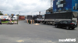 Chạy xe tốc độ cao vào đường cấm, nam thanh niên bị container cán chết