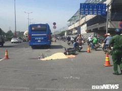 Xe buýt cán chết người phụ nữ đi xe máy ở TP.HCM