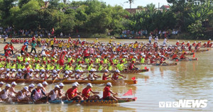 Hàng nghìn người vây kín sông Kiến Giang cổ vũ đua thuyền trên quê hương Tướng Giáp