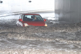 Hầm chui mới hoạt động ngập nặng, hàng chục xe chết máy ở TP.HCM