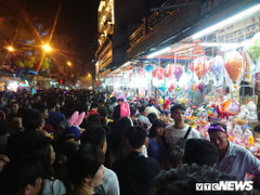 Biển người đi chơi Trung thu, chen chân ở phố lồng đèn TP.HCM