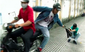 Hai vợ chồng báo bị cướp hơn 2 tỷ đồng trên phố TP.HCM