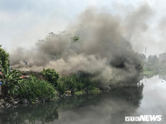 Cháy lớn kho phế liệu TP.HCM: Thiêu rụi nhiều tài sản, dân xung quanh hoảng loạn tháo chạy