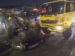 Ô tô lật ngửa trên đường sau va chạm ở TP.HCM