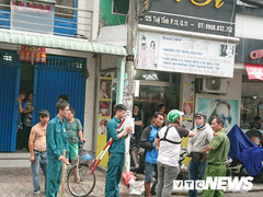 Nam thanh niên nghi cướp giật, cầm hung khí cố thủ trong tiệm game