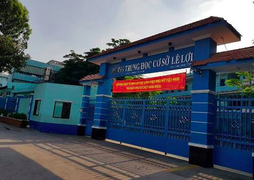 Đứng dậy chào giáo viên, nam sinh ngã xuống nền thiệt mạng ở TP.HCM