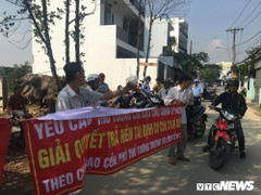 Dân Thủ Thiêm căng băng rôn yêu cầu xử lý dứt điểm sai phạm, đền bù thỏa đáng