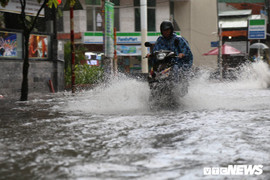 Khu nhà giàu ở TP.HCM chìm trong biển nước sau cơn mưa lớn