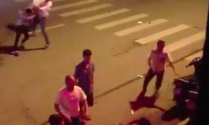 Nhóm thanh niên bắt người trái phép trong quán nhậu ở TP.HCM