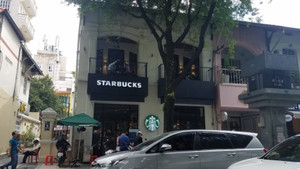 Truy tìm kẻ trộm laptop tại cửa hàng Starbucks ở TP.HCM
