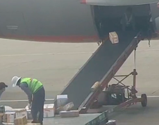 Nhân viên Jetstar Pacific quăng hàng hóa khách ở sân bay Tân Sơn Nhất