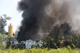 Lửa thiêu rụi xưởng mút xốp ở Bình Dương