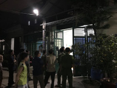 Con gái ngã quỵ khi phát hiện cha treo cổ sau nhà