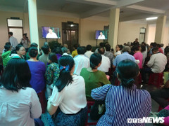 Dân Thủ Thiêm được theo dõi qua màn hình buổi tiếp xúc với Chủ tịch Nguyễn Thành Phong