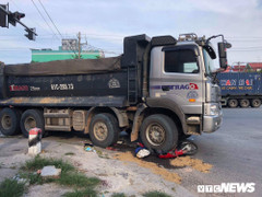 Xe máy dẹp lép sau va chạm với xe ben, một phụ nữ cán nát hai chân