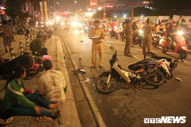 Hiện trường ô tô ‘điên’ tông 4 xe máy, nhiều người thương vong ở TP.HCM