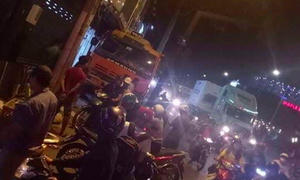 Xe tải hỏng phanh ngay trước dòng người dừng đèn đỏ, tài xế đánh lái tông nhiều bảng hiệu