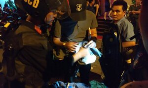 Cảnh sát dẫn giải 100 nam nữ ở quán bar về trụ sở công an kiểm tra ma túy