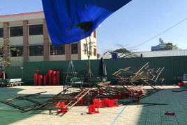 Ảnh: Hiện trường sập giàn giáo sân khấu lễ mít tinh 20/11 khiến 3 học sinh bị thương nặng