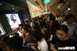Giảm giá sốc ngày Black Friday, nhiều cửa hàng ở TP.HCM chen cứng người