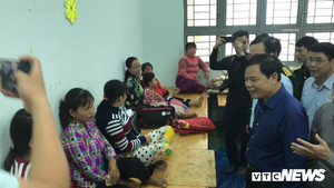 Ảnh: Người dân huyện Cần Giờ đội mưa, sơ tán tránh bão số 9