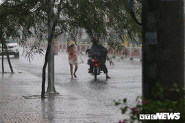 Bão số 9 đổ bộ: Vũng Tàu gió giật mạnh, TP.HCM mưa lớn