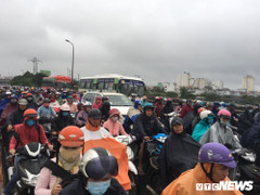 Dân TP.HCM vẫn quay cuồng trong biển nước, kẹt xe sau bão