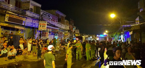 Cảnh sát đục tường, giải cứu hơn 20 người ngủ say trong dãy trọ bốc cháy ở TP.HCM