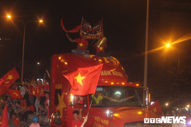 Muôn kiểu ăn mừng độc lạ của người dân TP.HCM