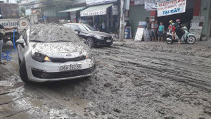 Lao vào bãi sình đất trên đường, hàng loạt xe gặp nạn