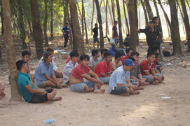 Cảnh sát đột kích trường đấu gà, hàng chục con bạc chạy tán loạn trong rừng cao su